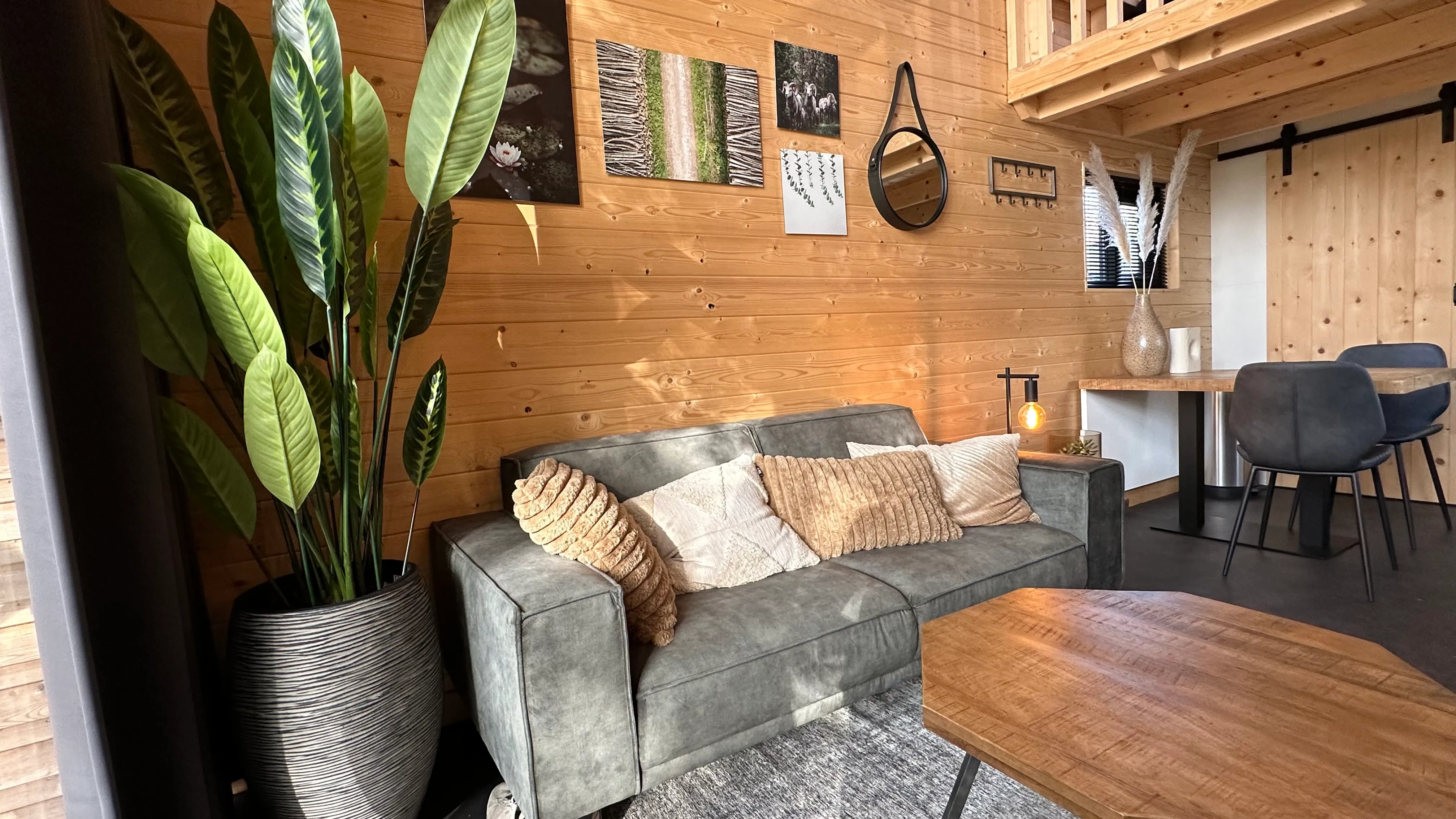 Zithoek met bank en warme houten wand